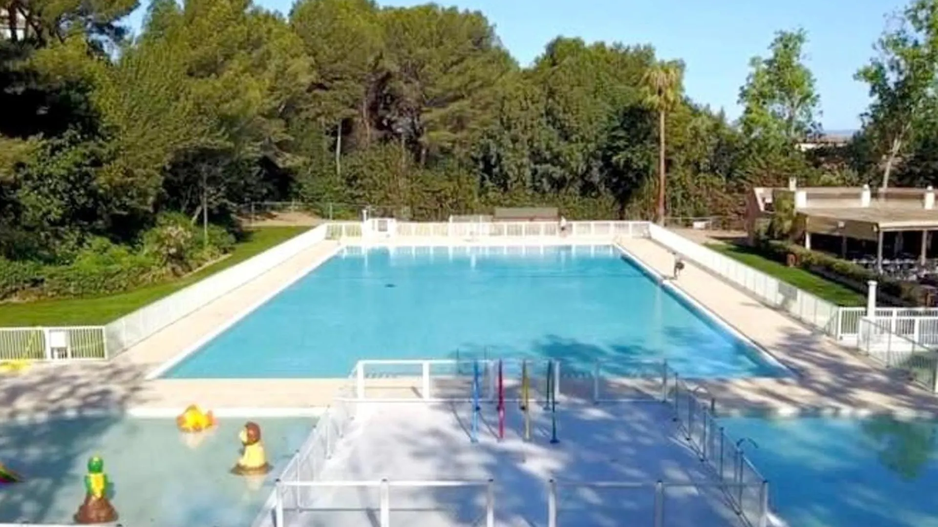 T3 Climatise Avec Wi-Fi, Parking, Piscine Et Tennis - 200 M Des Plages Et Commerces - Fr-1-316-95 Six-Fours-les-Plages 0*,  França